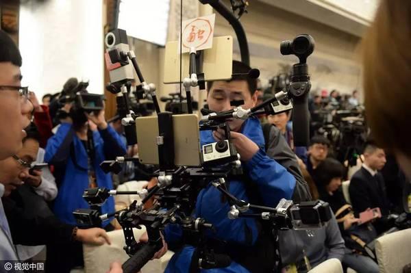 移動(dòng)直播進(jìn)兩會(huì)   新聞報(bào)道進(jìn)入新時(shí)代