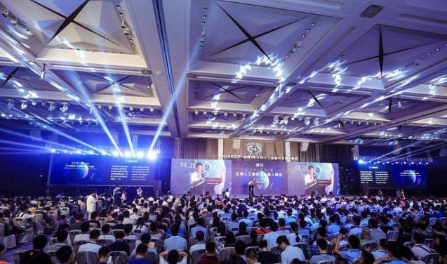 數(shù)據(jù)、技術(shù)、人才等因素是人工智能發(fā)展的基礎(chǔ)！