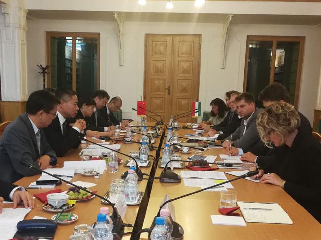 辛國斌會見匈牙利高官,就智能網聯汽車合作進行交談